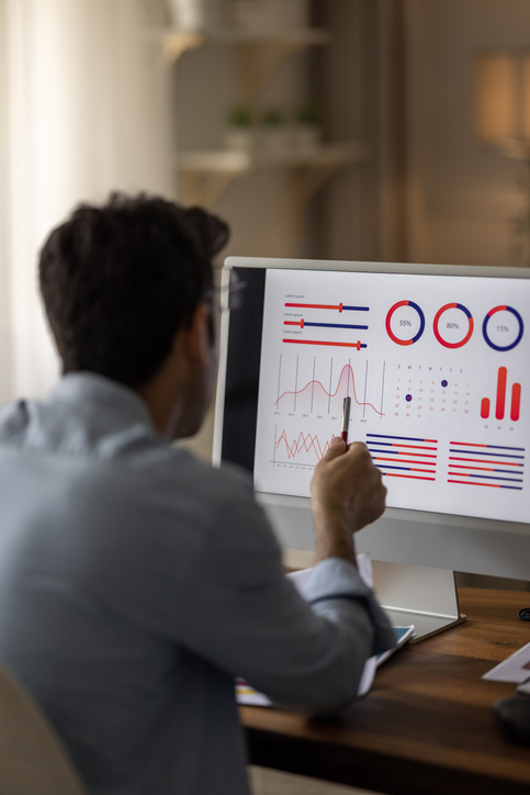 man measuring Online Community ROI and Business Impact