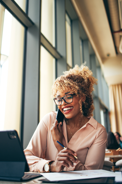 woman talking to a happy customer about the online community