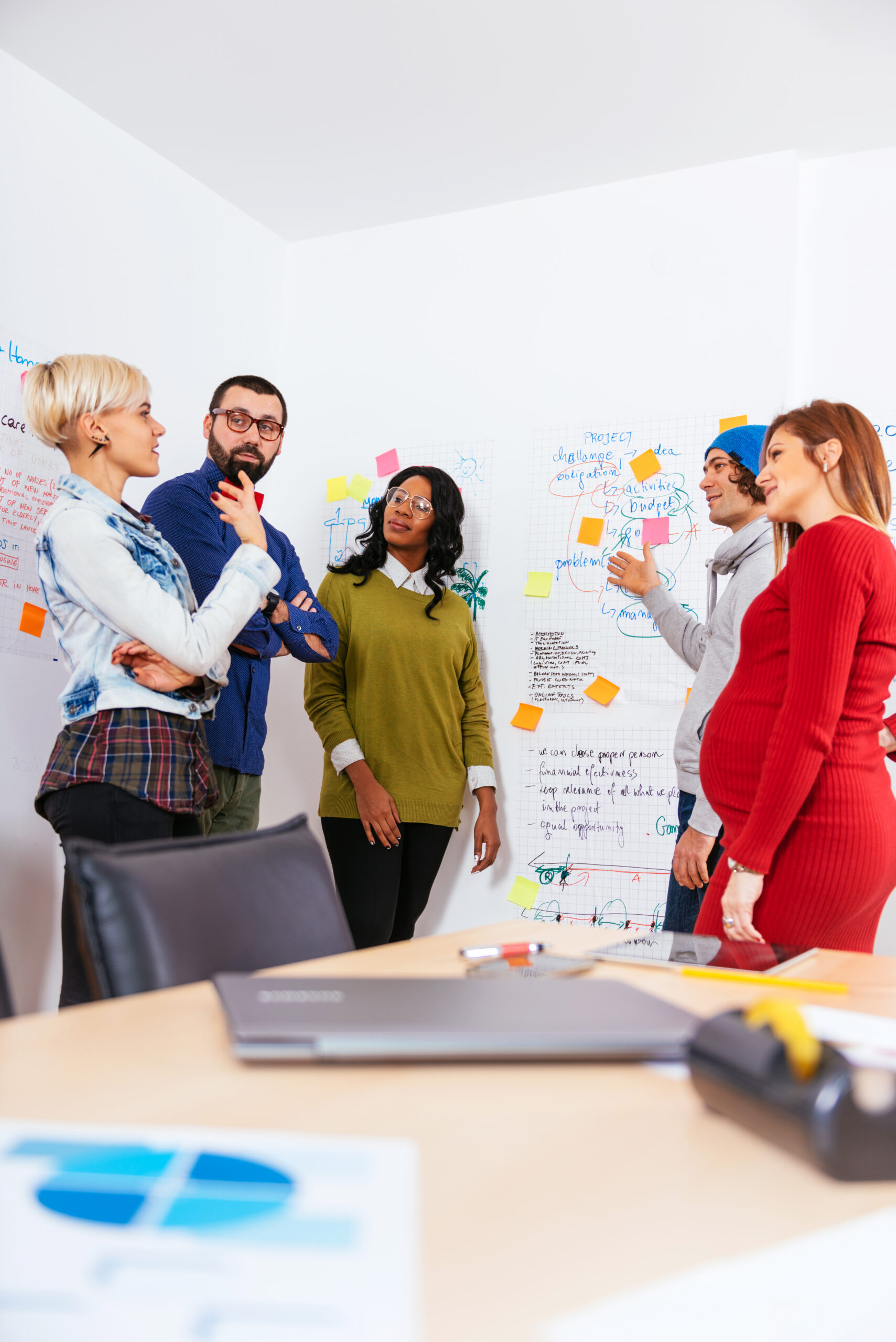 Association team deciding on goals for online community launch